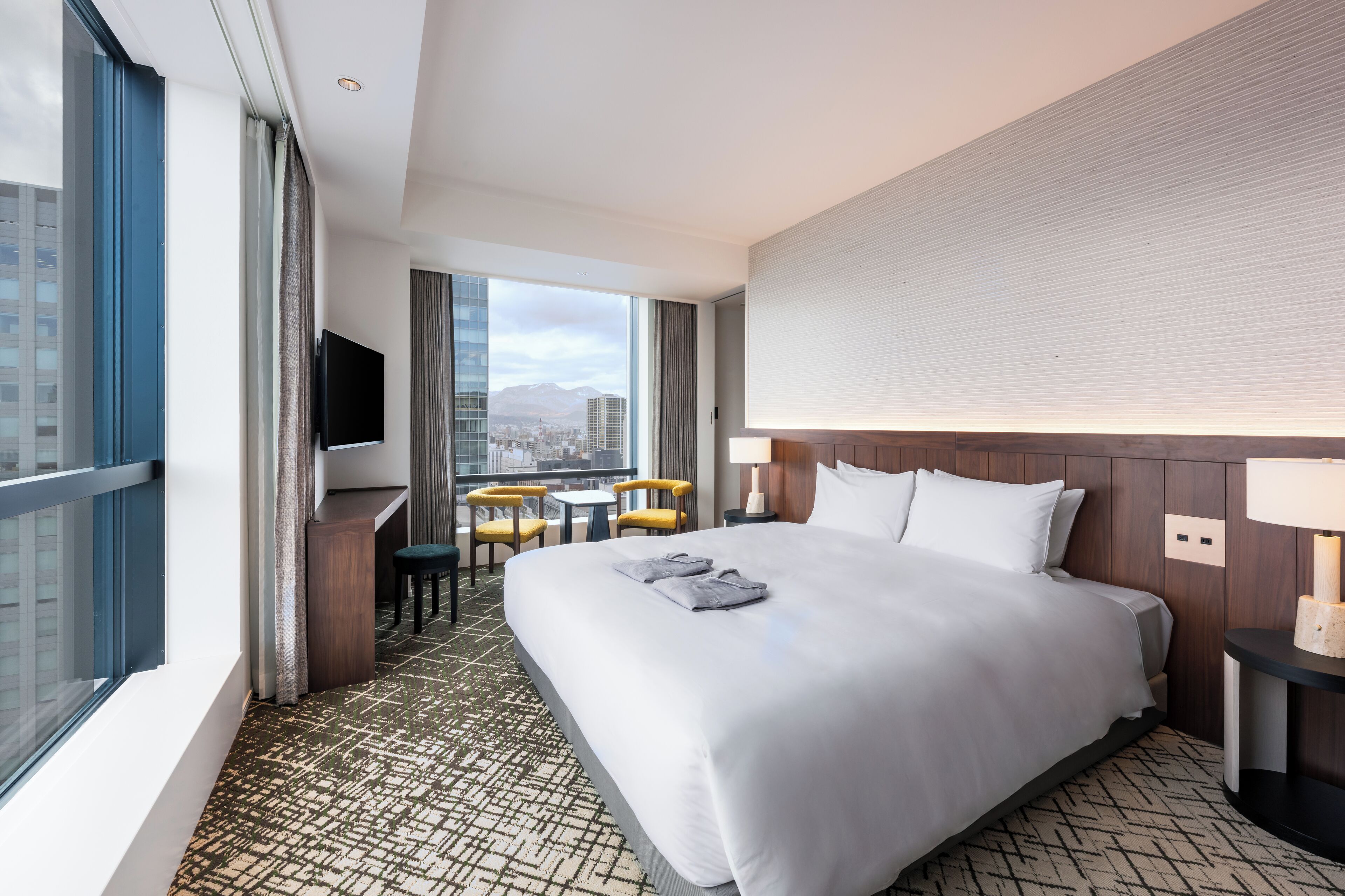 Dobbeltrom, ikke-røyk, hjørnerom | Dundyner, safe på rommet, blendingsgardiner og wi-fi (inkludert)