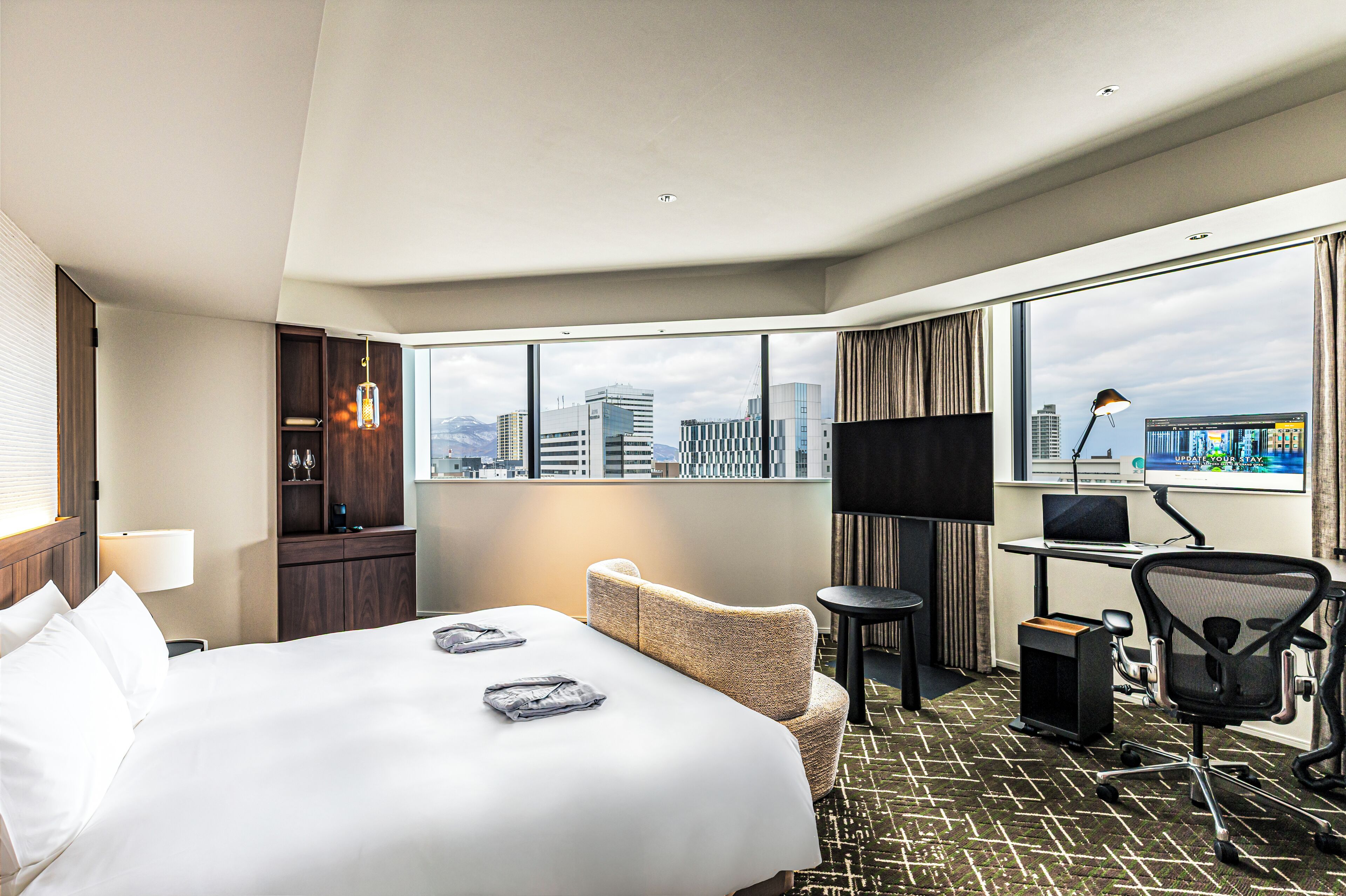 Deluxe-herbergi - reyklaust - á horni (King, Adjustable Desk & Arm Chair) | Dúnsængur, öryggishólf í herbergi, myrkratjöld/-gardínur