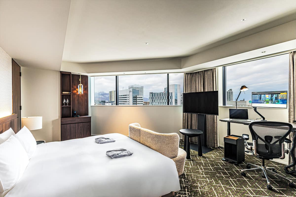 Deluxe Corner King Room with Adjustable Desk and Arm Chair, Non Smoking | Down comforters, in-room safe, blackout drapes, free WiFi