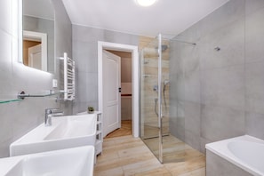 Douche, sèche-cheveux, savon, papier toilette