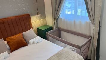 2 chambres, fer et planche à repasser, Wi-Fi, draps fournis