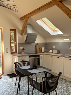 Frigorifero, forno, piano cottura, lavastoviglie