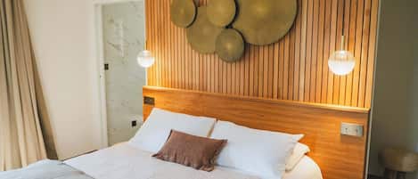 4 bedrooms, desk, iron/ironing board, WiFi