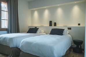 4 bedrooms, desk, iron/ironing board, WiFi