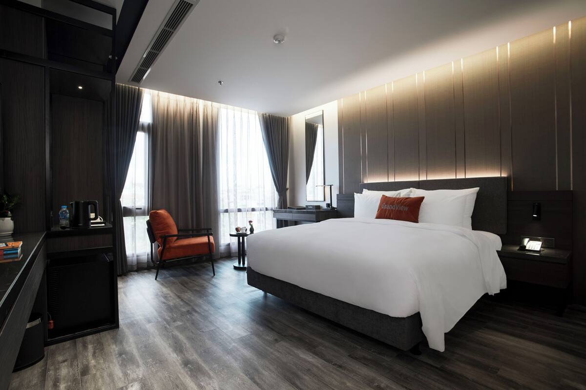 Premium bedding, pillowtop beds, minibar, in-room safe
