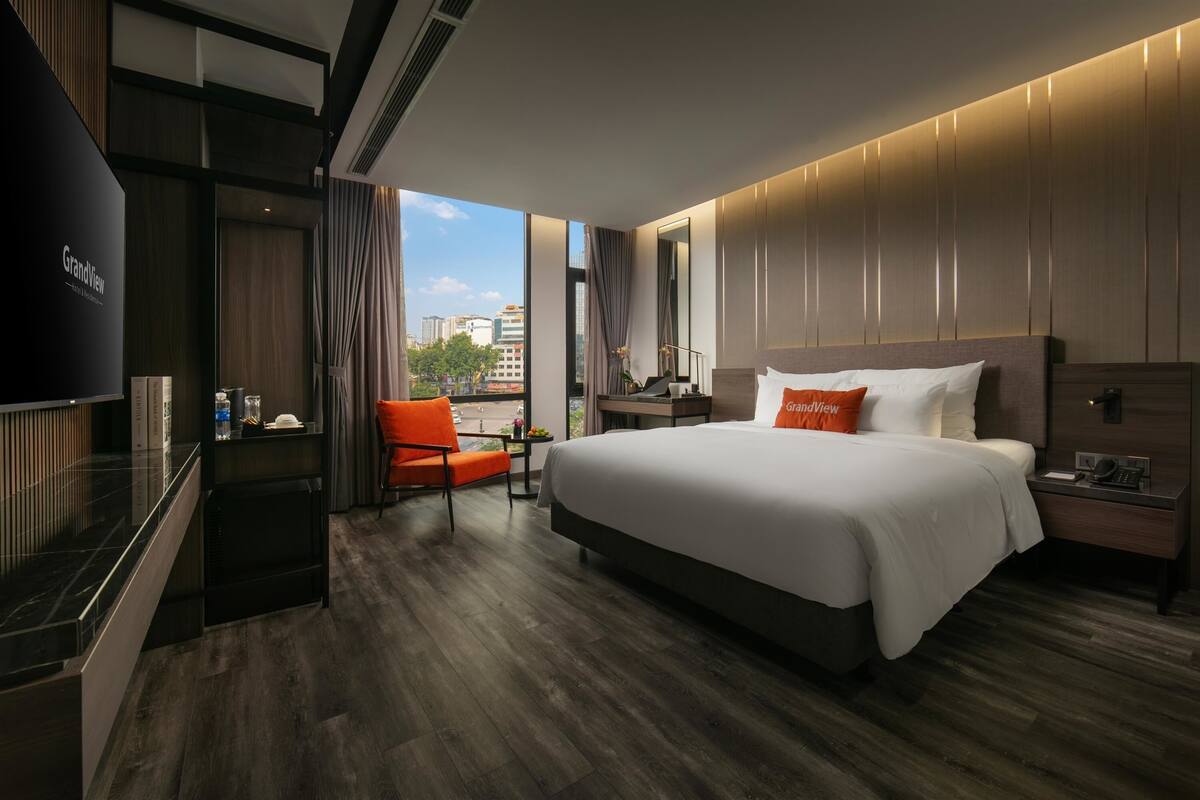 Executive Room, Bathtub, City View | Premium bedding, pillowtop beds, minibar, in-room safe