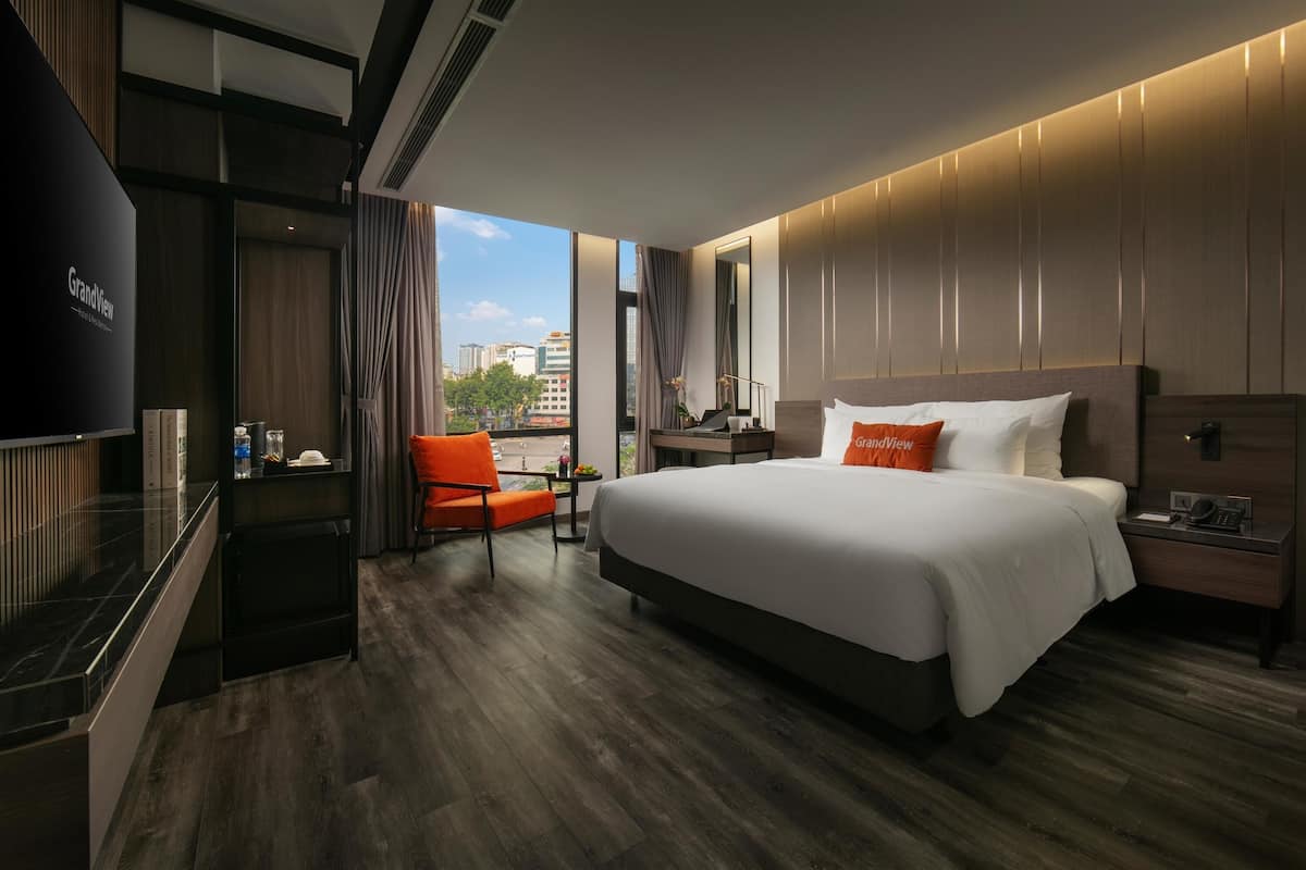Executive Room, Bathtub, City View | Premium bedding, pillow-top beds, minibar, in-room safe