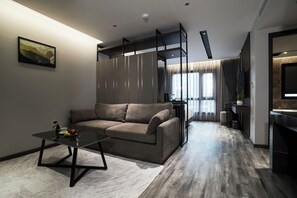 Seprai premium, tempat tidur Select Comfort, minibar, dan brankas