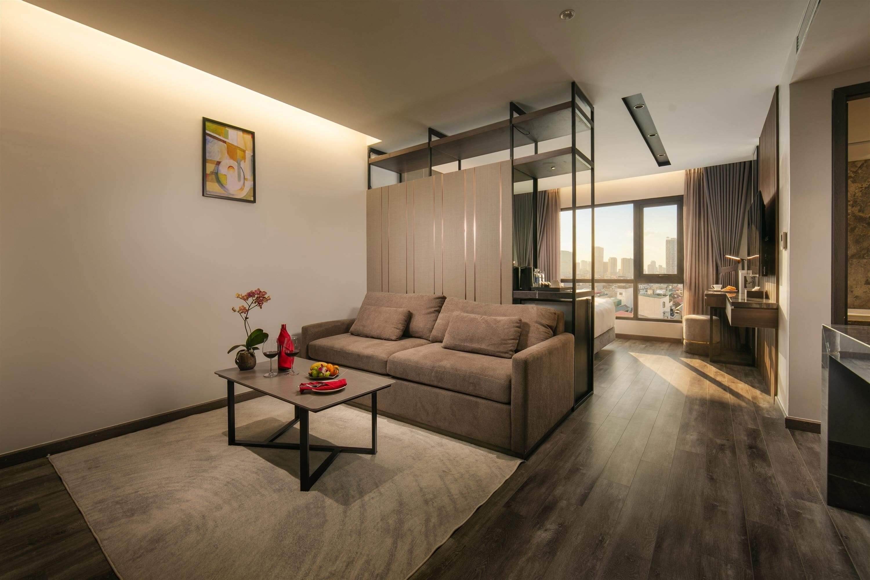 파노라믹 스튜디오 스위트 | 거실 공간 | 프리미엄 채널 시청이 가능한 55인치 스마트 TV