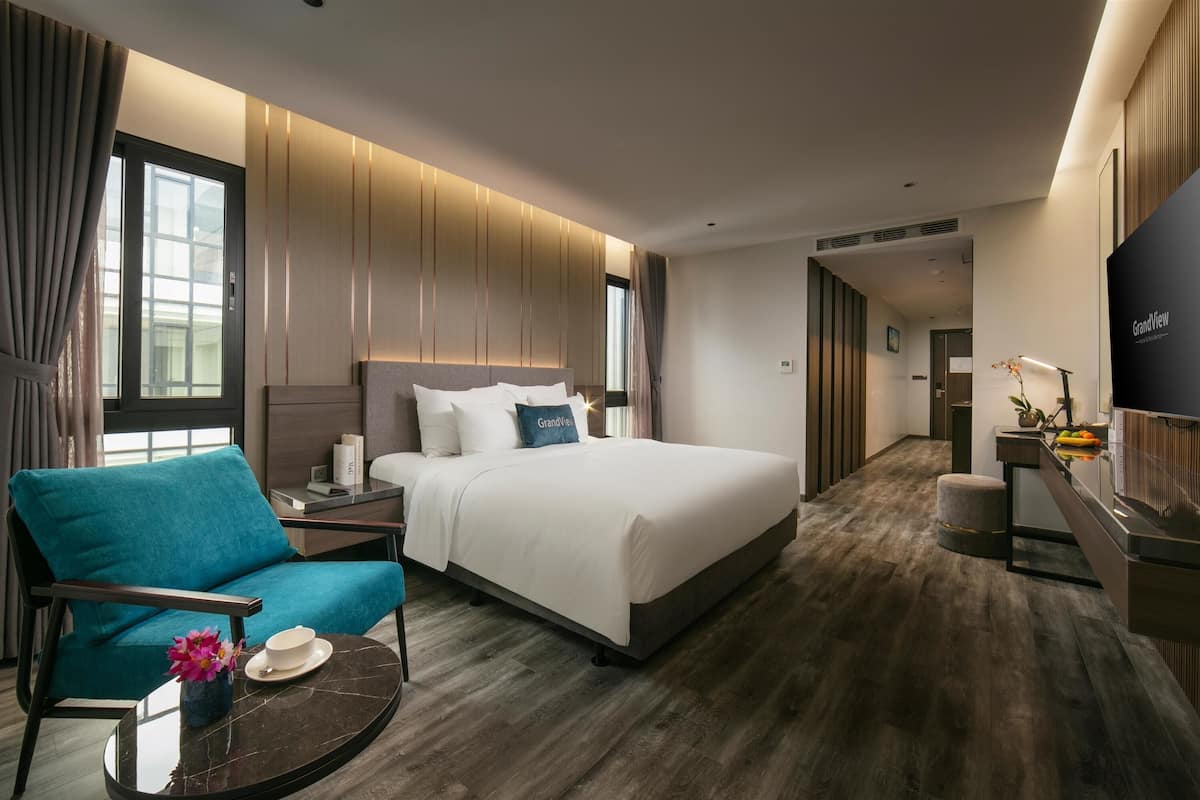 Deluxe Studio | Premium bedding, pillow-top beds, minibar, in-room safe