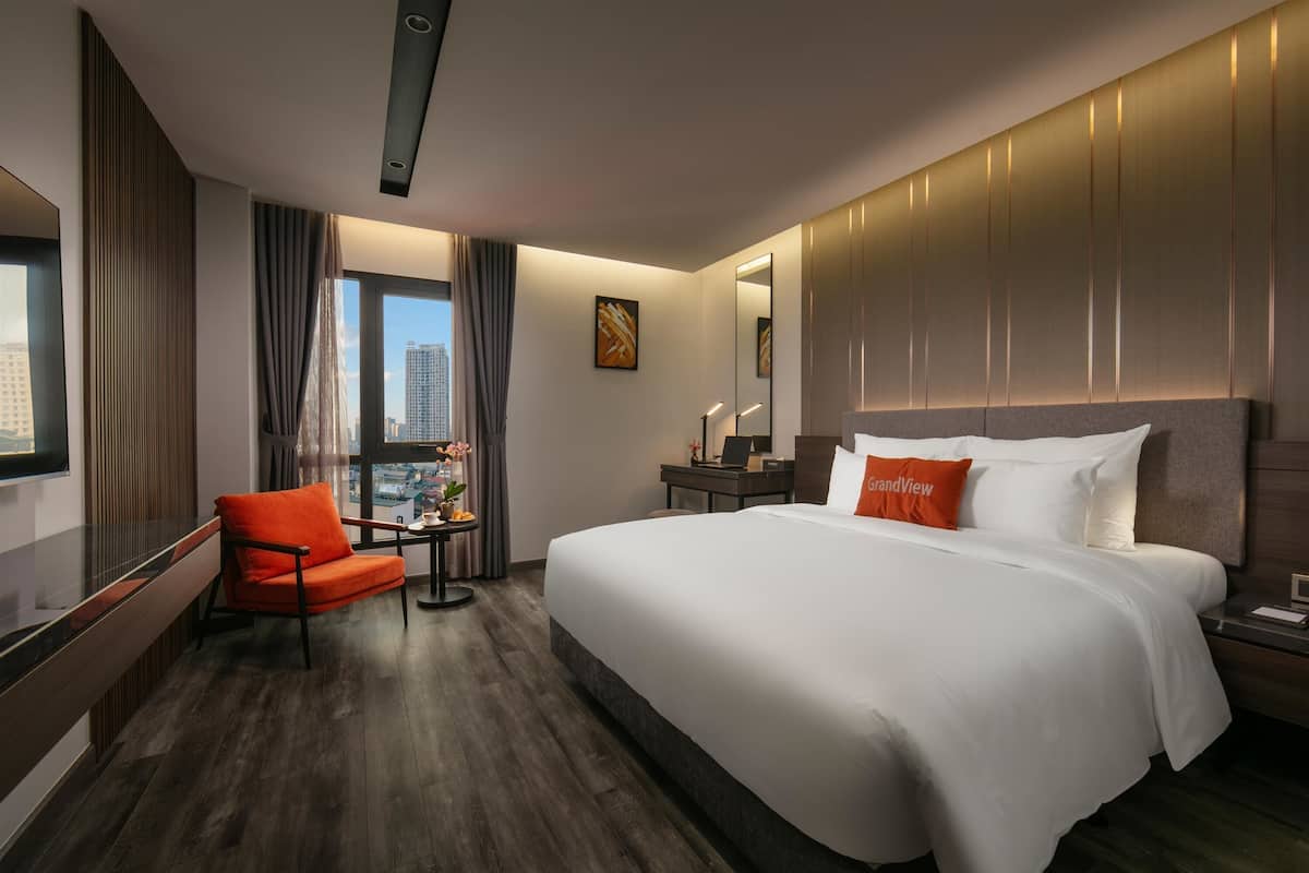 Grand Room, Bathtub | Premium bedding, pillow-top beds, minibar, in-room safe