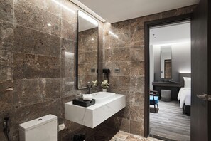 Deluxe Double or Twin Room, Bathtub | Bathroom | Combined shower/tub, rainfall showerhead, free toiletries, hair dryer - GrandView Hotel & Residence (Hanoi)