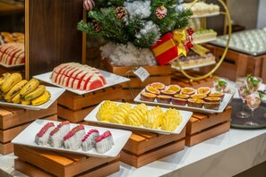 بوفيه فطور مجانًا يوميًا