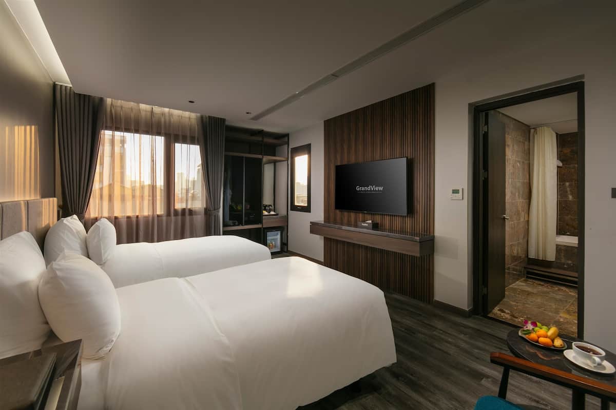 Deluxe Double or Twin Room, Bathtub | Living area | 55-inch Smart TV with premium TV channels