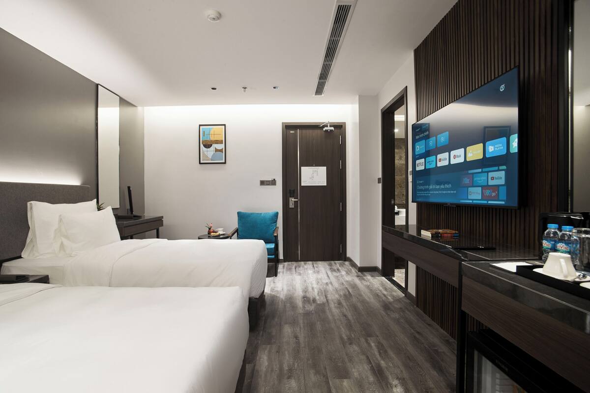 Premium bedding, pillowtop beds, minibar, in-room safe
