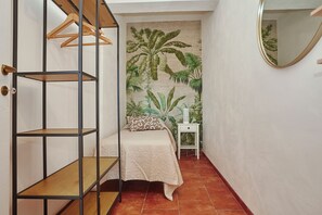 5 bedrooms, iron/ironing board, free WiFi, bed sheets