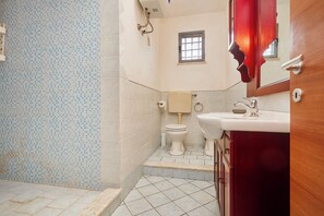 Dusche, Haartrockner, Bidet, Handtücher