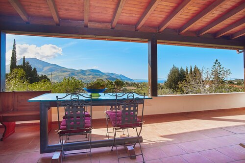Spacious 5-bedroom villa in wonderful Sicilia with WiFi+private pool+ocean view