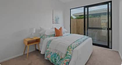 Cosy Modern House in Orewa near the beach, cafes and restaurants
