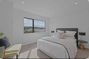 3 bedrooms, iron/ironing board, WiFi, bed sheets - Cosy Modern House in Orewa near the beach, cafes and restaurants (Auckland)