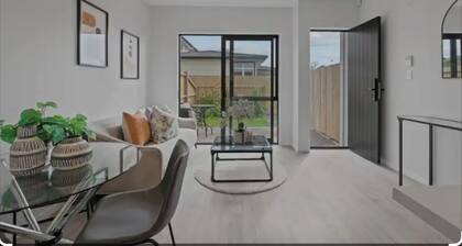 Cosy Modern House in Orewa near the beach, cafes and restaurants