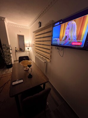 Bureau, espace de travail pour ordinateur portable, Wi-Fi gratuit