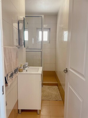 Douche, serviettes fournies, papier toilette