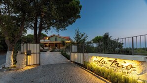 A hotel entrance with a paved driveway leading to a building with a balcony. - Ida Trio (Edremit)