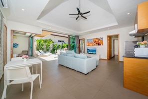Villa exclusiva, 2 habitaciones, vistas a la piscina | Zona de estar | Televisión de pantalla plana de 46 pulgadas con canales por cable