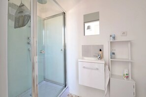 Een haardroger, handdoeken