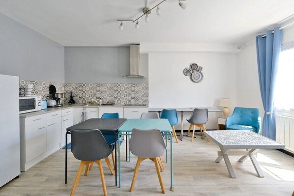 Een koelkast, een microgolfoven