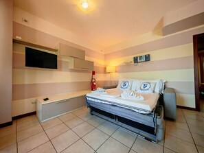 1 habitación, tabla de planchar con plancha, wifi gratis y ropa de cama 
