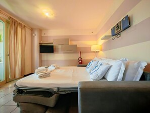 1 slaapkamer, een strijkplank/strijkijzer, gratis wifi, beddengoed