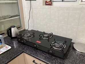 Kjøleskap, kokeplater, brødrister og kjøkkenutstyr