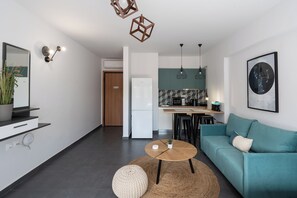 Studio, 1 dobbeltseng, tekjøkken, byutsikt | Oppholdsområde | En 43-tommers smart-TV med digitale kanaler samt strømmetjenester