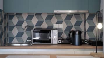 Estúdio, 1 cama de casal, cozinha americana, vista para a cidade | Cozinha americana privada | Geladeira grande, micro-ondas, cooktop, máquina de café expresso