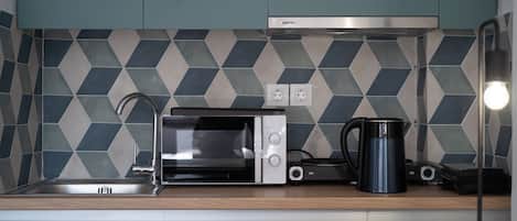Studio, 1 lit double, cuisinette, vue sur la ville | Cuisinette privée | Réfrigérateur grande capacité avec congélateur, four à micro-ondes