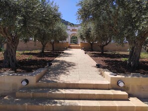 Property grounds - Cozy Mediterranean abode a few kilometers from Palermo airport. (Sicilia)