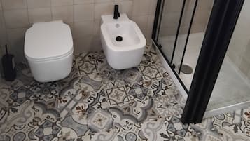 SĂšche-cheveux, serviettes fournies, savon, papier toilette