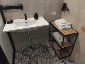 Haartrockner, Handtücher, Seife, Toilettenpapier