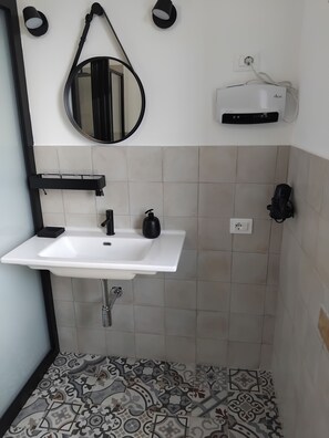 Hair dryer, towels, soap, toilet paper - Cozy Mediterranean abode a few kilometers from Palermo airport. (Sicilia)