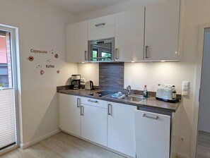 Geladeira, micro-ondas, cooktop, lava-louças