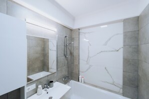 Een haardroger, handdoeken, zeep, shampoo