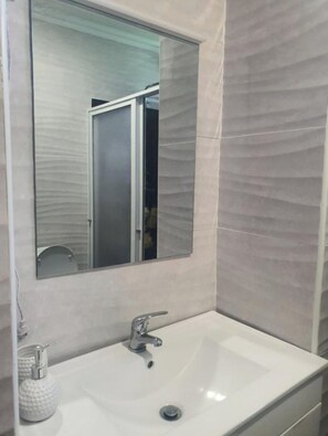 Shower, hair dryer, bidet, towels