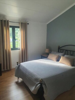 3 chambres, fer et planche à repasser, accès au Wi-Fi (inclus)