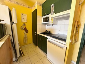Kylskåp, mikrovågsugn, ugn och spishäll