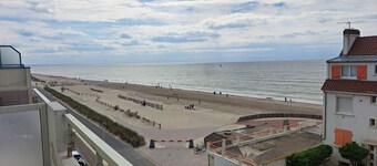 Renovated Apartment for 4 Sea View in Fort-Mahon with Parking