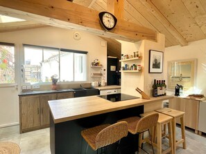Fridge, microwave, oven, stovetop - Renovated house, artist loft, Brem Sur Mer, 3 pers, WIFI (Bretignolles-sur-Mer)