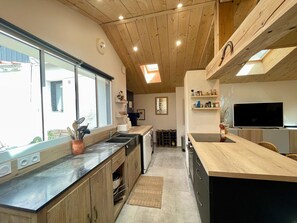 Fridge, oven, stovetop, dishwasher