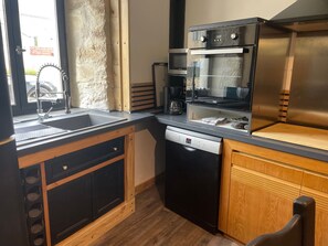 ثلاجة، ميكروويف، فرن، غسالة أطباق